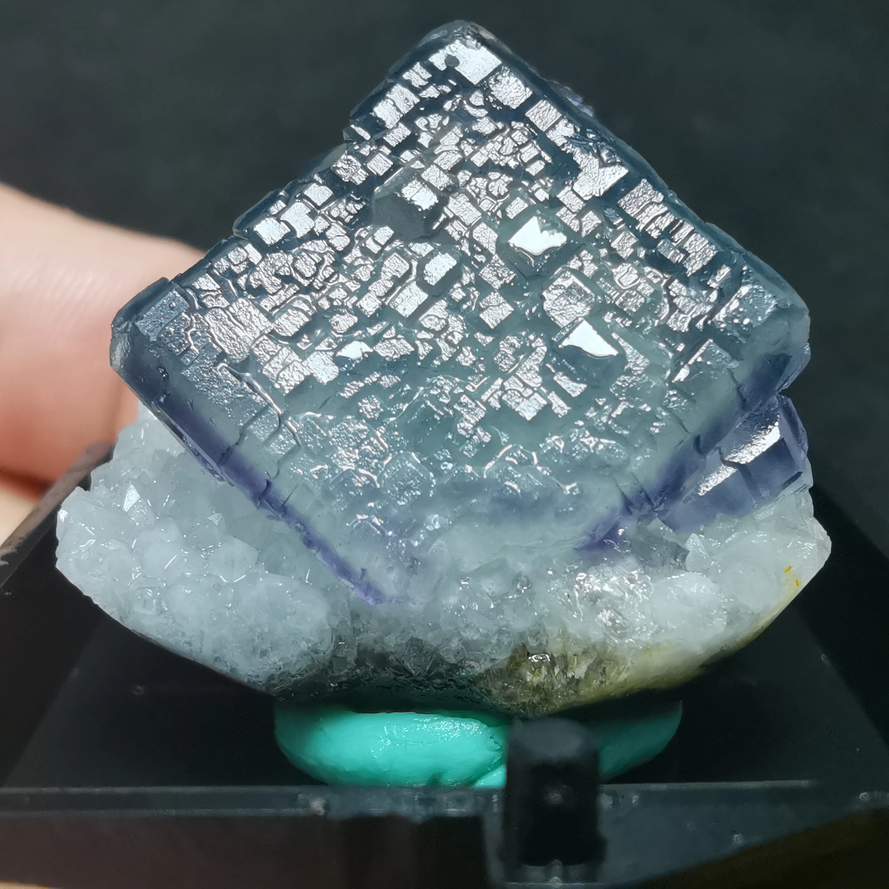 19.3 g.Gamtos retas mėlyna žalia fluorito mineralinių pavyzdį ir akmens apdailos kristalų gijimas energijos KVARCO PERLAS nemokama dovanų dėžutė